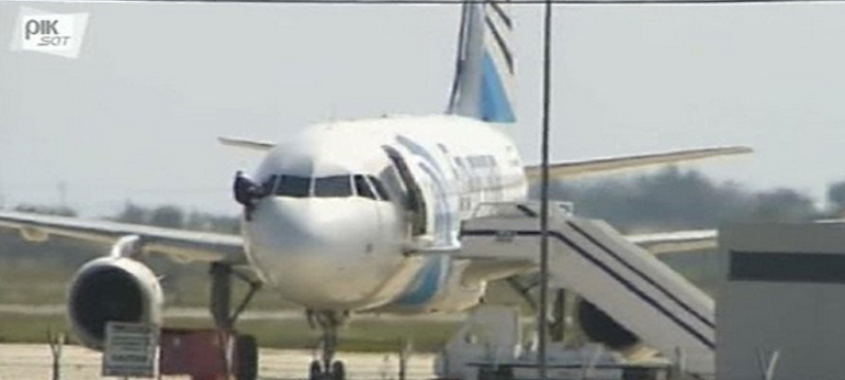 Η κυπριακή τηλεόραση έδειξε έναν άνδρα να βγαίνει από το παράθυρο (!) του πιλοτηρίου του αεροσκάφους
