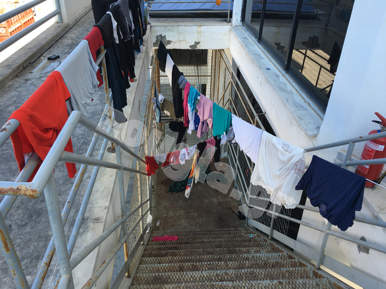 Απλωμένα ρούχα στη μεταλλική σκάλα