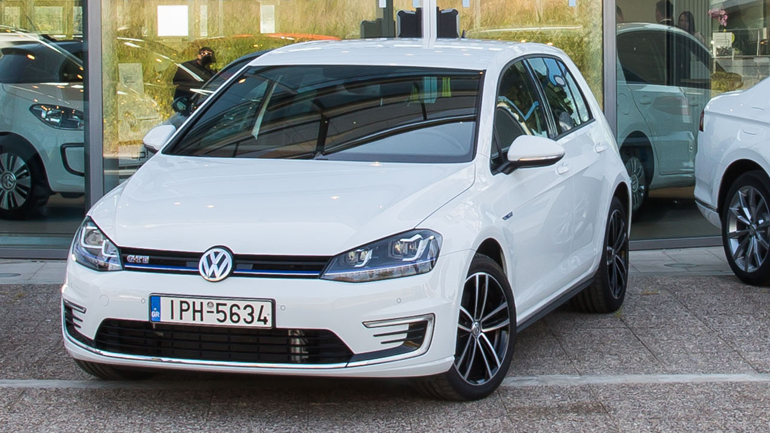 Το VW Golf GTE διαθέτει εκτός από μπαταρίες και κινητήρα βενζίνης και έτσι δεν προβληματίζεσαι για το αν θα μείνεις από... ρεύμα!