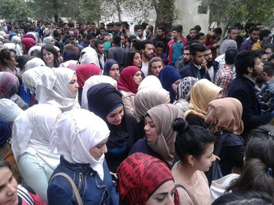 Φοιτητές στο Πανεπιστήμιο της Δαμασκού περιμένουν να ψηφίσουν