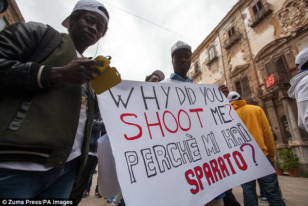 Διαμαρτυρία μεταναστών για τον άνευ λόγου πυροβολισμό υπήκοου Γκάμπιας από μαφιόζο