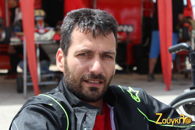 Ο Τάκης Παρασκευόπουλος είναι από την Τρίπολη. Είχε ατύχημα πριν από 18 χρόνια με μοτοσικλέτα που τον ανάγκασε να κάθεται σε αναπηρικό καρότσι... 