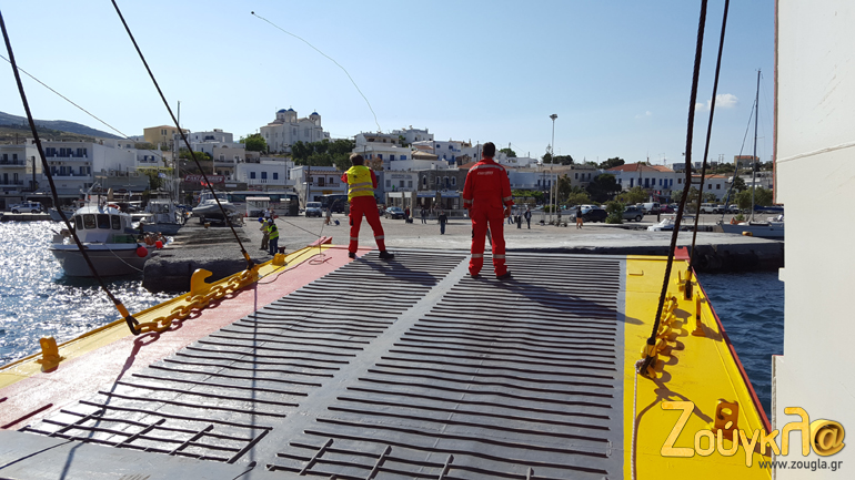 Το πλοίο ετοιμάζεται να δέσει στο λιμάνι του Γαυρίου στην Άνδρο...