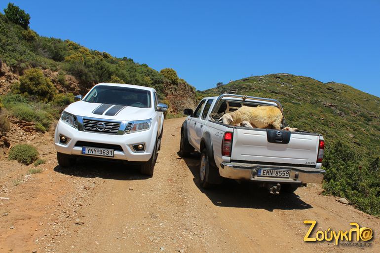 Παλαιά και νέα γενιά Nissan Navara στη μέση του πουθενά...