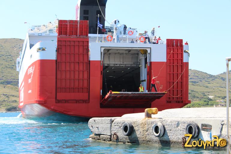 Το 'Άνδρος' δένει στο λιμάνι του Γαυρίου...