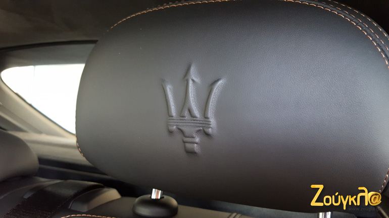Ανάγλυφο το σήμα της Maserati στα καθίσματα...