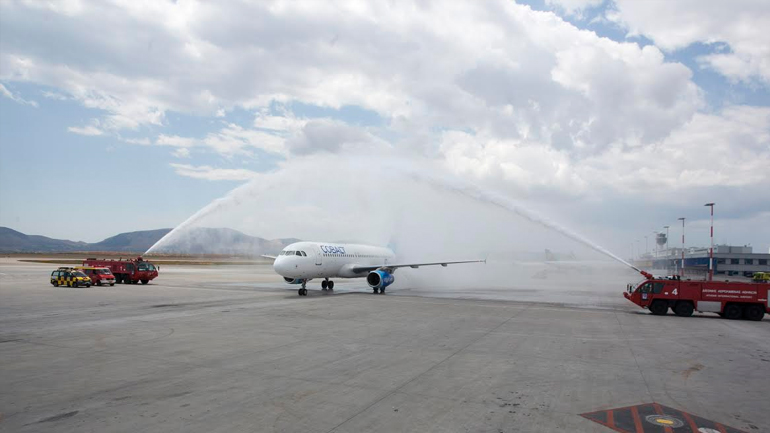 Η παραδοσιακή «Υδάτινη Αψίδα» υποδοχής της πρώτης πτήσης στο «Ελευθέριος Βενιζέλος»