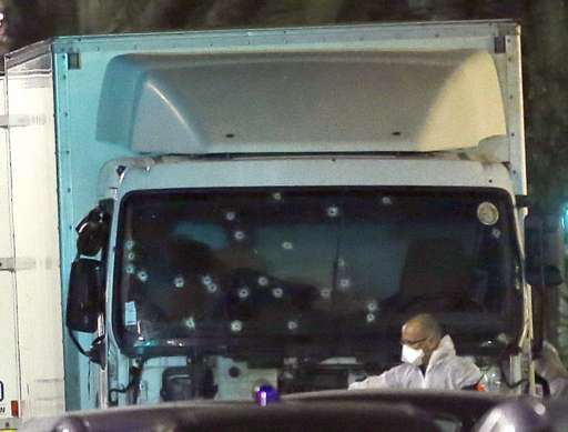 Οι σφαίρες των αστυνομικών 'γάζωσαν' το φορτηγό μέχρι να εξουδετερωθεί ο δράστης