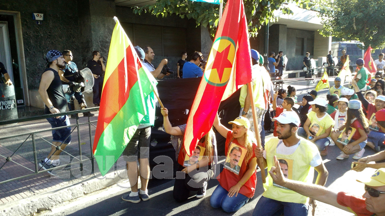 Οι διαδηλωτές έκαναν στάση και διαμαρτυρήθηκαν έξω από τα γραφεία της Ε.Ε.