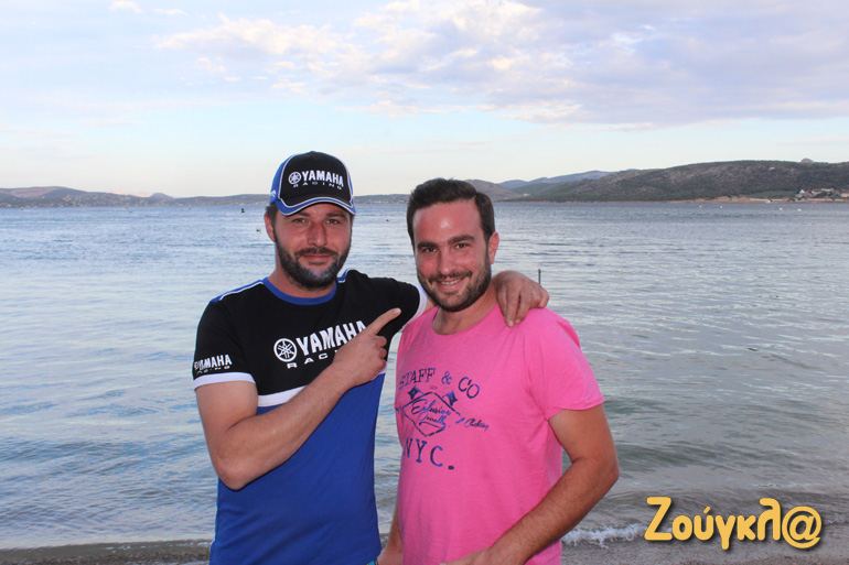 Ο Τάσος Σχοινάς (αριστερά) μαζί με τον Πάνο Κέκκη που ξέχασε για λίγο τα αγωνιστικά αυτοκίνητα (της ομάδας Κεχαγιά) για να απολαύσει αγώνες Jet Ski!