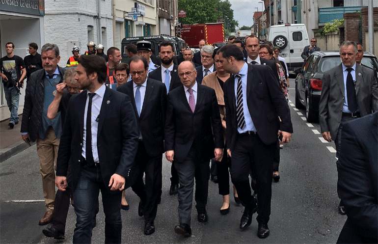 Ο Γάλλος πρόεδρος Φρανσουά Ολάντ και ο υπουργός Εσωτερικών Μπερνάρ Καζνέβ