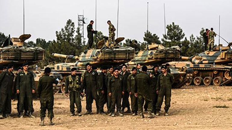 Πληρώματα τουρκικών αρμάτων μάχης, ενημερώνονται δυτικά των τουρκικών συνόρων νοτίως του Γκαζιάντεπε στη συριακή πόλη Καρκαμίς