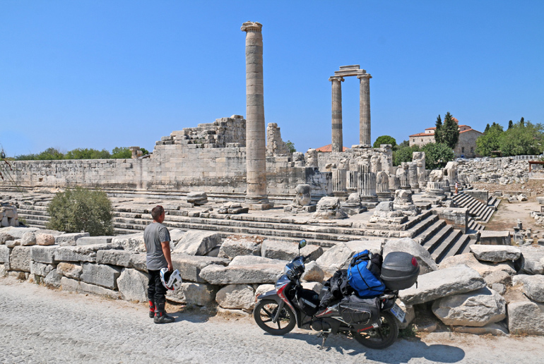 Ο Κώστας Μητσάκης στα Δίδυμα, το πιο σημαντικό αρχαίο ιερό και μαντείο αφιερωμένο στον Απόλλωνα... 