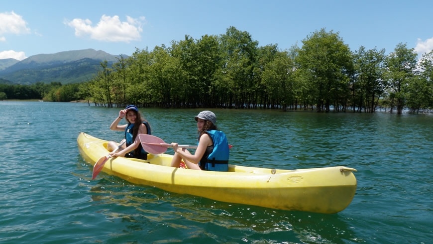Canoe Kayak στη λίμνη