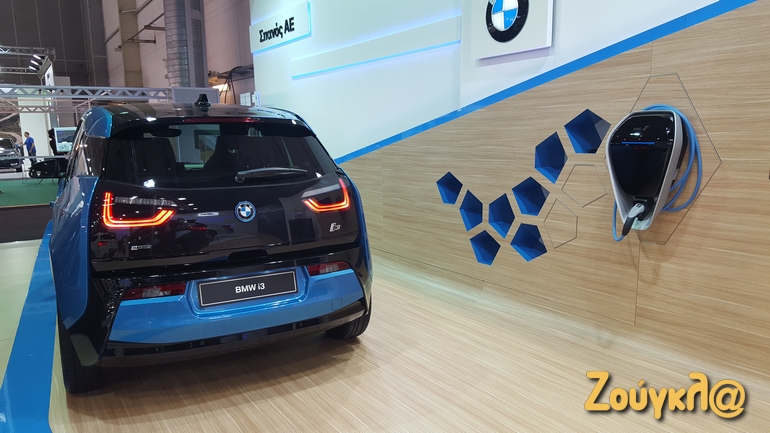 Το ανανεωμένο ηλεκτρικό BMW i3 με αυτονομία 300 χιλιομέτρων. Δίπλα βλέπεται και τον τελευταίας γενιάς οικιακό φορτιστή αξίας 950 ευρώ...