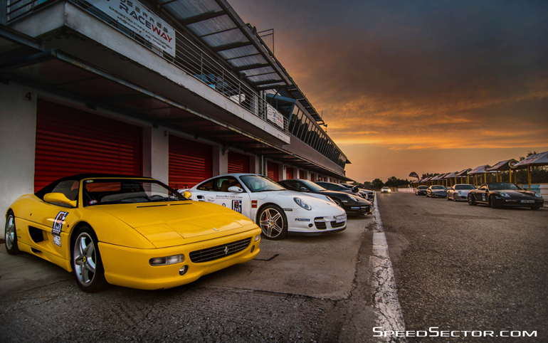 Ferrari, Porsche κ.λπ. μπροστά στα Padocks...