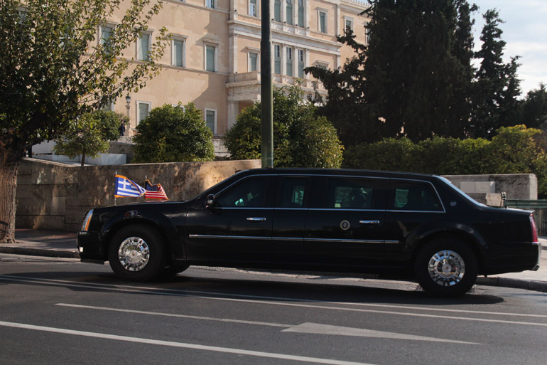 Η Cadillac μπροστά από τη Βουλή των Ελλήνων...