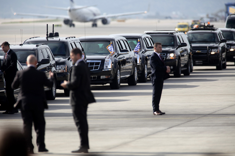 Τα θωρακισμένα Chevrolet και η προεδρική Cadillac στη σειρά...