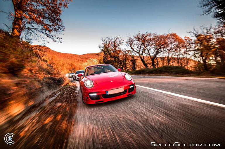 Μία κόκκινη Porsche 911 καταβροχθίζει... χιλιόμετρα!