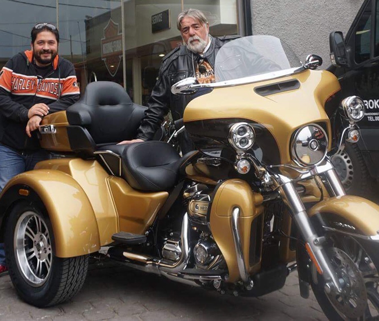 O Γιώργος (αριστερά) και ο Νίκος Γκουβούσης μαζί με τη νέα τους Harley...