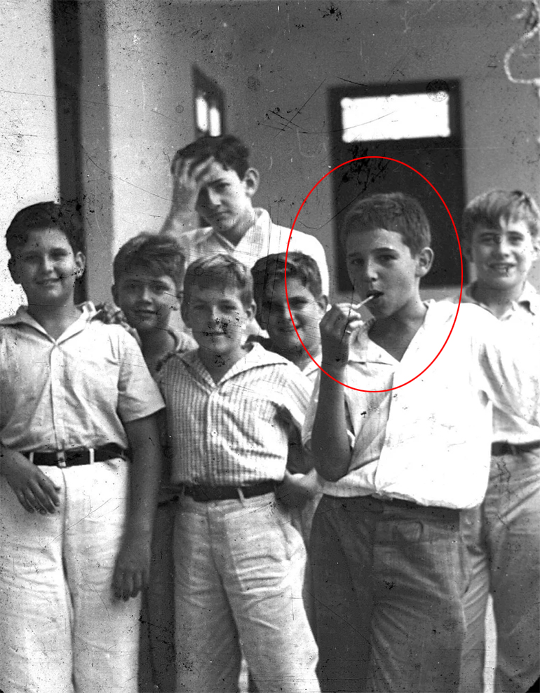 Ο Φιντέλ Κάστρο, μ’ ένα γλειφιτζούρι στο στόμα, μαζί με συμμαθητές του στο σχολείο (Σαντιάγκο, 1940)