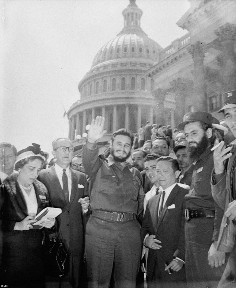 Εν μέσω Αμερικανών πολιτών μπροστά στο Καπιτώλιο (Ουάσινγκτον, 1959)