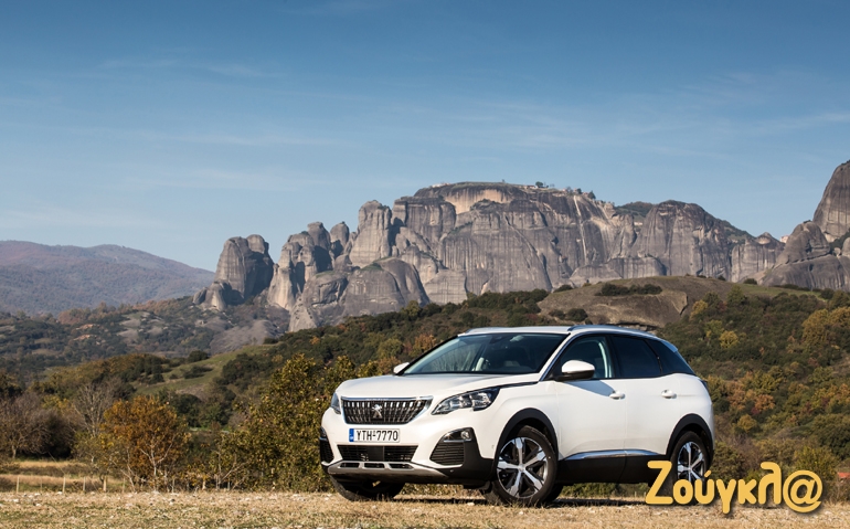 Το Peugeot 3008 και στο βάθος ένα σύμπλεγμα με τους χαρακτηριστικούς τεράστιους βράχους των Μετεώρων... 