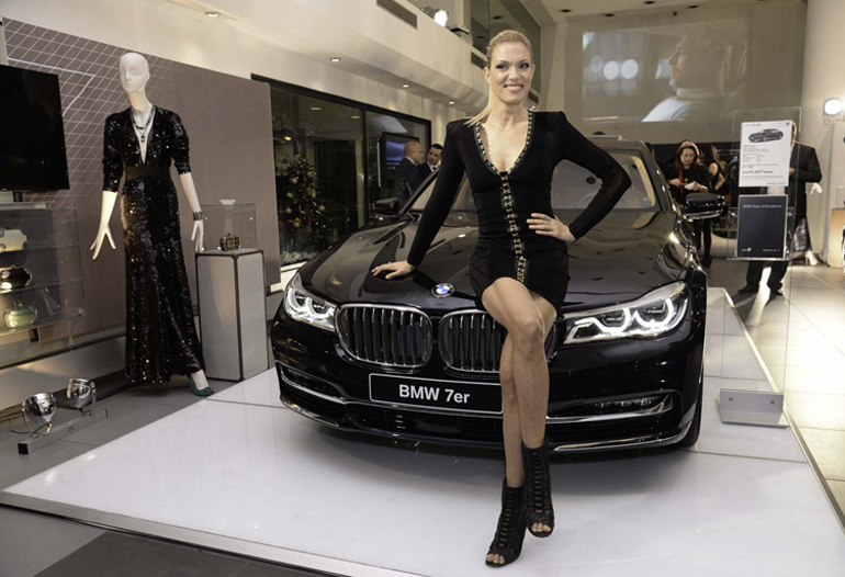 Η Βίκυ Καγιά πάνω στο TOP model της BMW...
