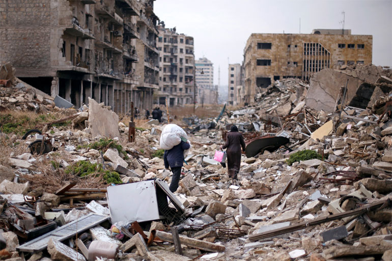 Χαλέπι: Περπατώντας ανάμεσα στα ερείπια με τα λιγοστά υπάρχοντα στον ώμο