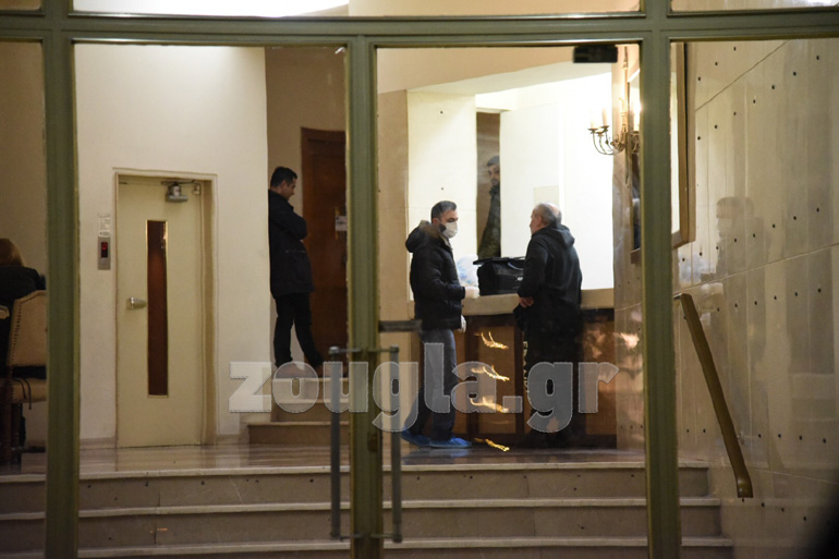 Οι αστυνομικοί στο σπίτι του Αλέξη Μάρδα. Επί τόπου βρίσκεται και ιατροδικαστής, προκειμένου να διαπιστωθούν τα αίτια του θανάτου