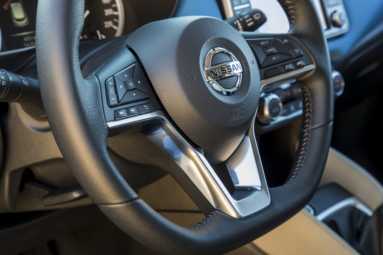 Ο οδηγός έχει τη δυνατότητα να αυξομειώνει την ένταση του ήχου από το ραδιόφωνο με κουμπιά που βρίσκονται τοποθετημένα στο τιμόνι... 