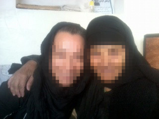 Με τη μητέρα του συζύγου της, στο Ιράν, σε χαρούμενες στιγμές...