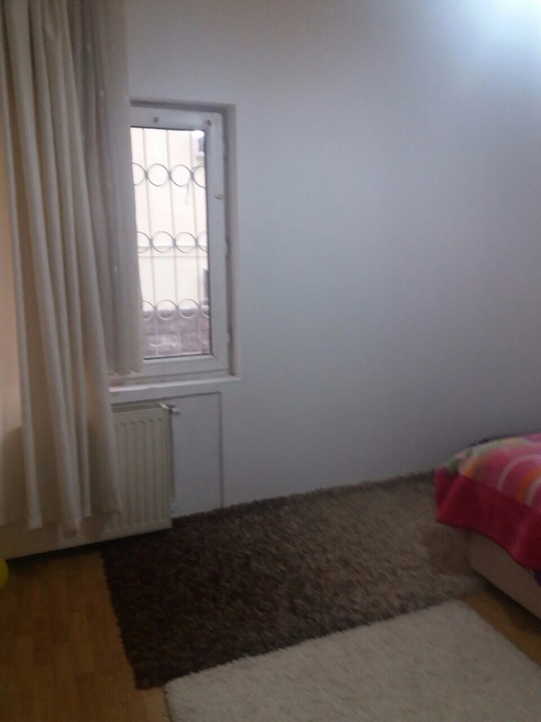 Σε αυτό το μικρό διαμέρισμα, κάπου στην Άγκυρα, ζει κρυμμένη τους τελευταίους 2 μήνες η 38χρονη μαζί με το 3,5 ετών παιδί της