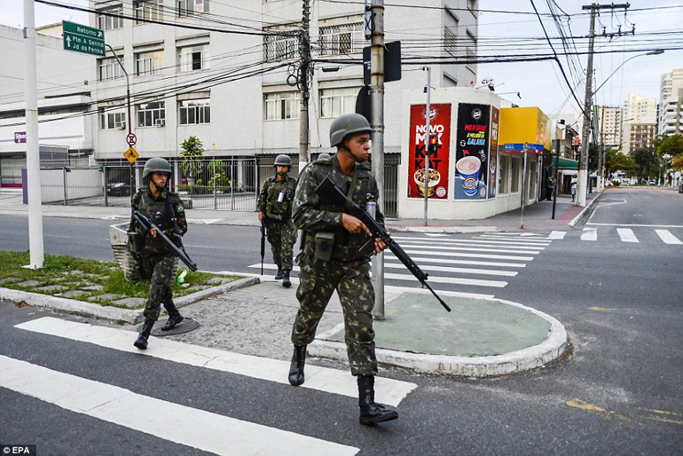 Στρατιώτες περιπολούν στους δρόμους, αφού οι αστυνομικοί απέχουν από τα καθήκοντά τους