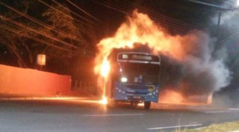 Ένα αστικό λεωφορείο τυλίχτηκε στις φλόγες, κατά τη διάρκεια ταραχών