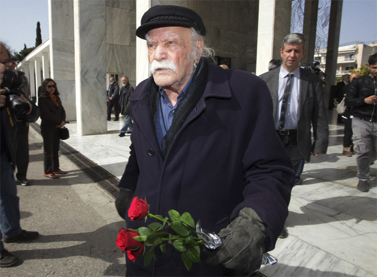 Λίγα κόκκινα τριαντάφυλλα κρατούσε στα χέρια του ο Μ. Γλέζος