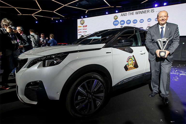 O Peugeot Brand CEO Jean-Philippine Imparato μόλις έχει πάρει στα χέρια του το έπαθλο του Car Of The Year και το χαμόγελό του τα λέει όλα...
