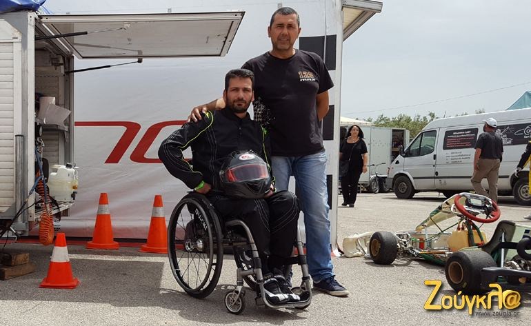 Ο οδηγός Τάκης Παρασκευόπουλος μαζί με τον επικεφαλής της Rotax Max Challenge Δημήτρη  Γαλάτση