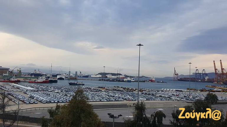 Στο λιμάνι του Πειραιά η κίνηση είναι μεγάλη...