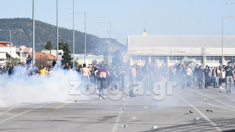 Φωτογραφία από τη στιγμή των συμπλοκών μερίδας οπαδών της ΑΕΚ με την αστυνομία