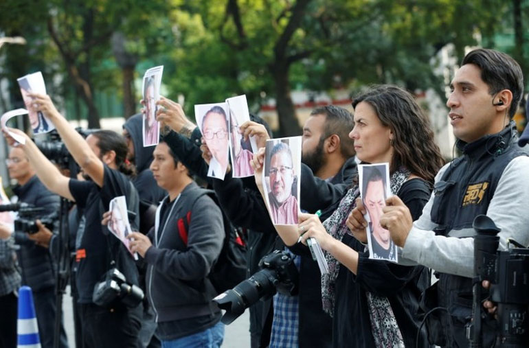 Μεξικανοί δημοσιογράφοι διαμαρτύρονται για τις δολοφονίες συναδέλφων τους από τα καρτέλ ναρκωτικών