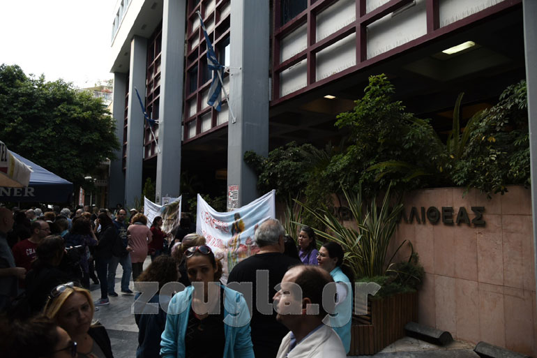 Καλλιτέχνες και πολίτες διαμαρτύρονται έξω από το Δημαρχείο Καλλιθέας