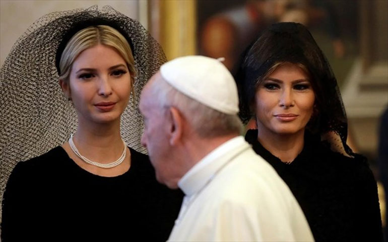 Μελάνια και Ιβάνκα στο Βατικανό με μαντήλι. Αξίζει να σημειωθεί πως στη Σαουδική Αραβία οι δύο κυρίες που συνόδευαν τον πλανητάρχη εμφανίστηκαν χωρίς τις παραδοσιακές ενδυμασίες των γυναικών   