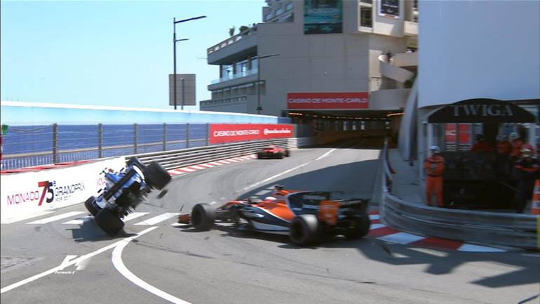 H άτυχη στιγμή όπου ο Button ακουμπά με τον Wehrlein και η Sauber του δεύτερου γυρίζει και καρφώνεται στον προστατευτικό τοίχο... Ευτυχώς χωρίς απρόοπτες καταστάσεις