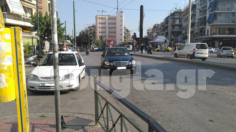 Απίστευτος πραγματικά ο οδηγός της Mercedes. Το παράτησε πάνω στο δρόμο