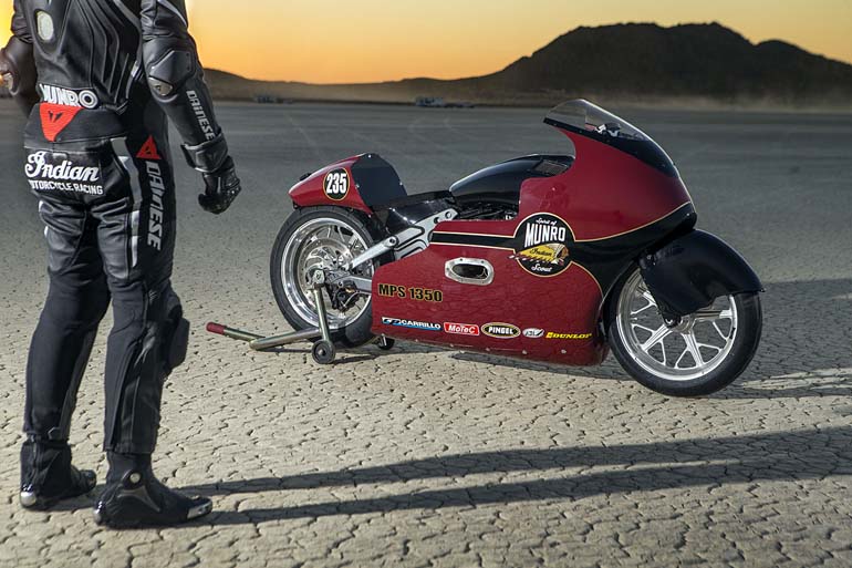 Η ειδικά προετοιμασμένη Indian Scout κάνει τις πρώτες της δοκιμές στις θρυλικές λίμνες