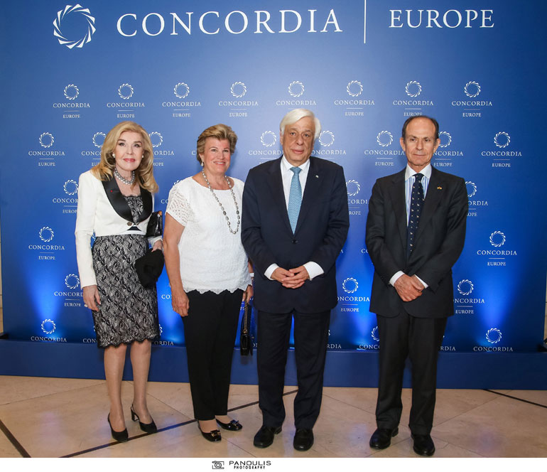 Η Πρέσβυς Καλής Θελήσεως της UNESCO, κυρία Μαριάννα Β. Βαρδινογιάννη, η σύζυγος του Προέδρου της Κυπριακής Δημοκρατίας, κυρία Άντρη Αναστασιάδη, ο Πρόεδρος της Δημοκρατίας, κύριος Προκόπης Παυλόπουλος, ο Γενικός Γραμματέας της Προεδρίας της Δημοκρατίας, κύριος Γιώργος Γενηματάς.