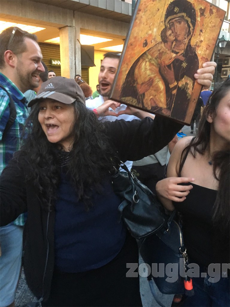 Παρέμβαση στην πορεία έκανε η Ελένη Λουκά κρατώντας μια εικόνα στα χέρια