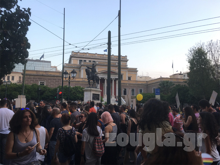 Η πορεία του Athens Pride στην οποία συμμετείχαν χιλιάδες άτομα μπροστά από την παλιά Βουλή