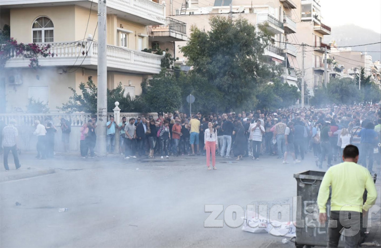 Η ώρα που οι άνδρες των ΜΑΤ έχουν πετάξει χημικά στους πολίτες 